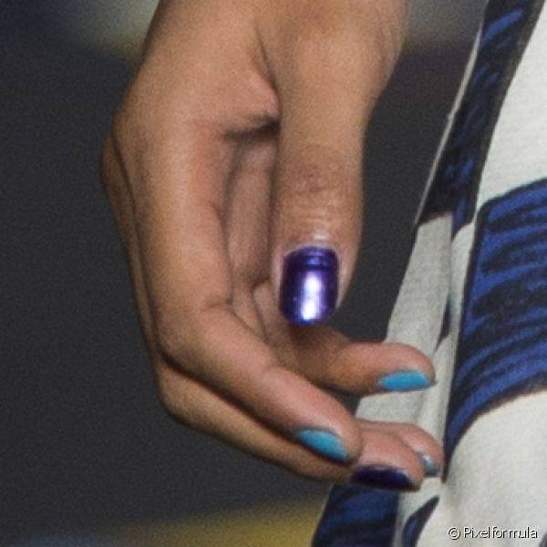 No ver?o 2015 de Ronaldo Fraga o azul apareceu intercalado com o roxo em uma nail art divertida